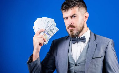 Çünkü para iştir. Sakallı adamın elinde nakit para var. Girişim kredisi. Dolar banknotları olan zengin bir iş adamı. Bir tomar parası olan bir komisyoncu. Kendi işiyle para kazanıyor.