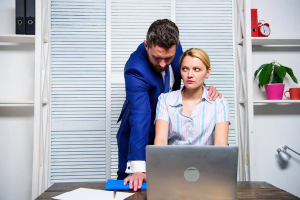 Rompe el silencio contra el acoso. Comportamiento inaceptable en el trabajo. Las relaciones prohibidas en el trabajo. Acoso sexual en el trabajo. Mujer gerente de oficina sufren acoso sexual. Concepto de acoso — Foto de Stock