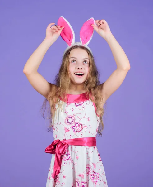 Feliz Pascua. Chica conejita de vacaciones con orejas largas de conejo. Niño lindo traje de conejito. Bebé juguetón celebra la Pascua. Vacaciones de primavera. Feliz infancia. Listo para el día de Pascua. Actividades de Pascua para niños — Foto de Stock