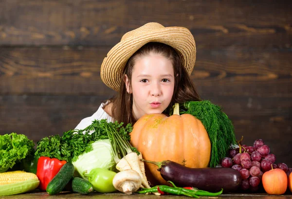 Zicklein Bauer mit Ernte hölzernen Hintergrund. Familienlandfest-Konzept. Aktivitäten auf dem Bauernhof für Kinder. traditioneller Bauernmarkt. Kinder feiern Erntedankfest. Kinderbauernmarkt mit Herbsternte — Stockfoto