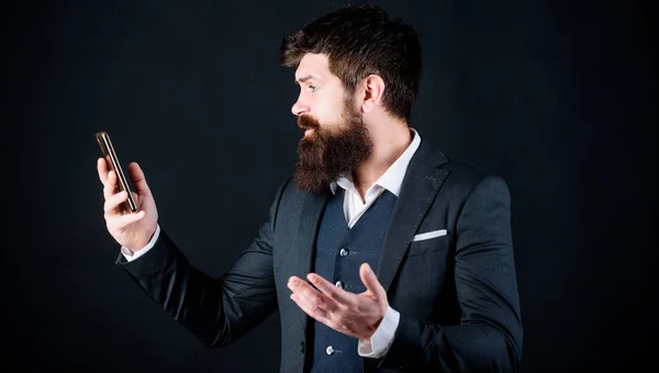 Hombre de negocios bien cuidado hombre mantenga el teléfono inteligente. Hombre traje formal utilizar las redes sociales de teléfonos inteligentes. Guy navegando por internet smartphone. Servicio en línea y aplicación. Videollamada. Tecnologías modernas — Foto de Stock