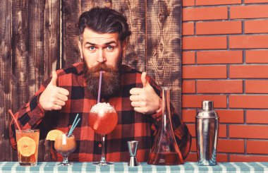 Kareli gömlek giyen genç neşeli hipster adam