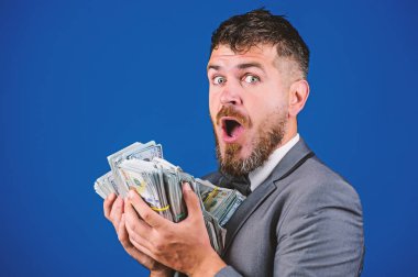 Nakit işlem işi. Mutlu adam, zengin zengin banknotların mavi arka planı vardır. Kolay nakit krediler. İş adamının nakit parası var. Piyango konsepti. Kolay ve çabuk para kazan.