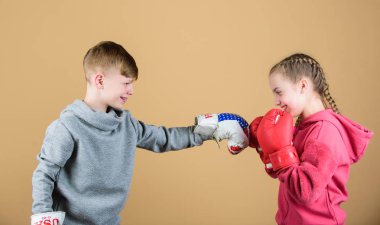 Dikkat için savaş. Boks becerileri pratik çocuk sportif atlet. Boks sporu. Bej arka plan mücadele ederken çocuklar boks eldiven giymek. Saldırı ve savunma. Kız ve çocuk boks rakipleri