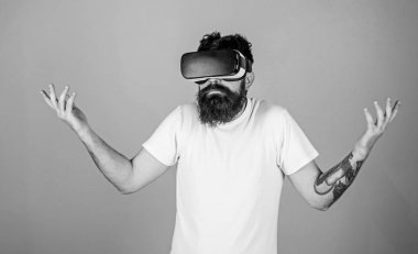 Üzerinde mavi arka plan izole idk duruş hipster sakallı adam. Sakallı yazılım geliştirici program hata yeni Vr ekipman hakkında clueless. Yeni gadget test sanal gerçeklik bardaklarda sakallı adam