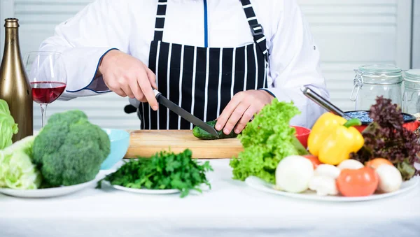 Bra frukost. man i köket, kulinariska. Vegetarisk. Bantning och ekologisk mat, vitamin. Chef man. Hemliga smak recept. Hälsosam mat matlagning — Stockfoto