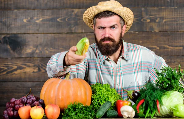 Uno stile di vita sano. Uomo con la barba sfondo in legno. Diventa agricoltore biologico. Agricoltore con verdure biologiche fatte in casa. Coltivare colture biologiche. Orti e aziende agricole comunitarie. Alimenti biologici fatti in casa — Foto Stock