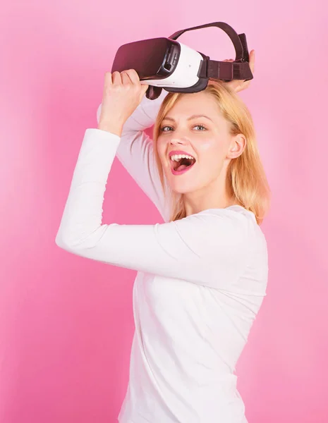 Sanal gerçeklik kulaklık kullanan kadın. Güzel kadın sanal gerçeklik bardaklarda oyun oynama. Neşeli gülümseyen kadın VR gözlük arıyorum. Profesyonel oyuncu. — Stok fotoğraf