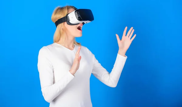 Vidám mosolygó asszony keres VR szemüveget. Magabiztos fiatal nő kiigazításáról virtuális valóság headset és mosolygott. Meghökkent fiatal nő megérintette a levegőt a VR tapasztalat. — Stock Fotó