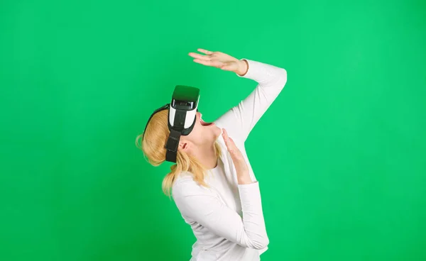 Vrouw genieten van cyber leuke ervaring in vr. Verbazingwekkende jonge vrouw die de lucht aanraakt tijdens de VR-ervaring. Grappige vrouw ervaren 3D gadget technologie - close-up. Virtual reality vrouw. — Stockfoto