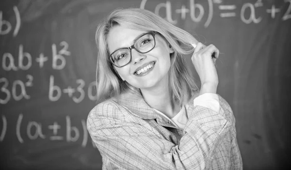 Principles can make teaching more effective and more efficient. Effective teaching involve acquiring relevant knowledge about students. What make great teacher. Woman teaching near chalkboard — Stock Photo, Image