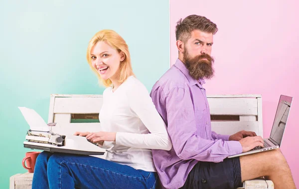 Experimente novas tecnologias. O tempo muda velhos hábitos. Antiquado contra o moderno, ultrapassado contra o novo. Man work use laptop elegante moderno e mulher trabalho máquina de escrever retro. Não pode se acostumar novas tecnologias — Fotografia de Stock