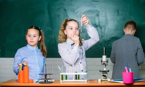 Děti studují biologii nebo školu chemie. Školní výchova. Školní dívky se studují. Děti ve třídách s mikroskopem a zkumavkami. Prozkoumejte biologické molekuly. Koncepce budoucích technologií a vědy — Stock fotografie
