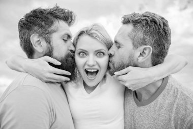 Kız iki adamla sarılmak. Aşk üçgeni. Nihai Kılavuzu kaçınarak arkadaş bölge. Erkekler aynı kız yanakları öp. Bayan ilişkiler her iki hayranlar tadını çıkarın. Erkekler ile aynı kadına aşık. Erkeklerin dikkatini seviyor