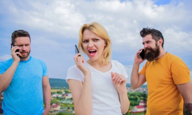 - Telefon. Çatıda telefonla konuşan arkadaşlar. pho kullanan arkadaşlar