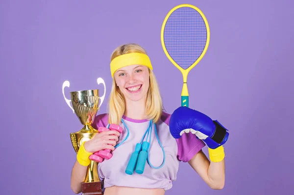 Come trovare il tempo per tutto. Campione dello sport. Campione di fitness. Concetto di campione. Ragazza donna moderna di successo tenere calice d'oro del campione. Donna buona nel tennis jumping boxe fitness sport — Foto Stock