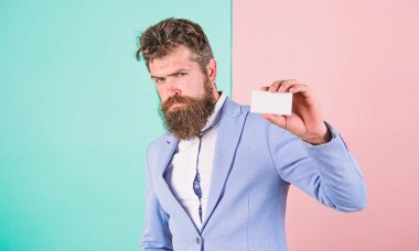 Sakallı hippi ciddi bir yüz gösteri kartı. Bankacılık hizmetleri iş için. Kartvizit tasarımı. Kart kopyalama alanı profesyonel meslek konumu. Çekinmeyin bana ulaşın. İş adamı boş kart tutun