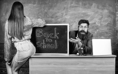 Öğretmen kızgın sit tablo kara tahta arka plan. Okul disiplin ve davranış kuralları. Blackboard durup güzel kalça ile mini etekle öğrencisi. Deneyimli öğretmen öğrenci kız baştan çıkarıyor