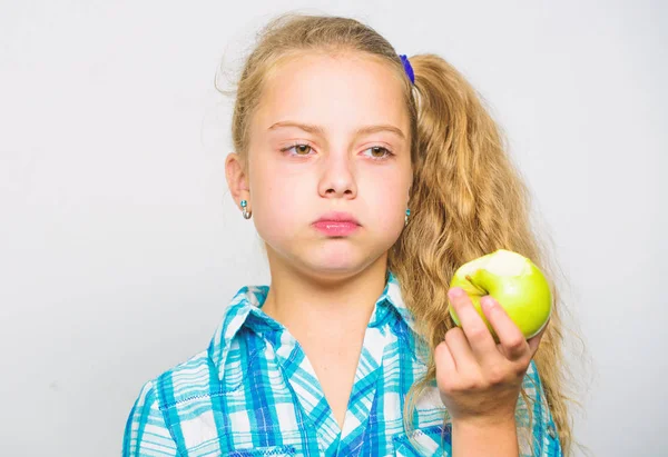 Vitamin táplálkozási koncepció. Okok egyen Alma minden nap. Tápanyag-tartalma az apple. Apple naponta tartja az orvost távol. Helyes táplálkozás elengedhetetlen a jó egészséghez. Gyerek lány eszik gyümölcsöt zöld alma — Stock Fotó