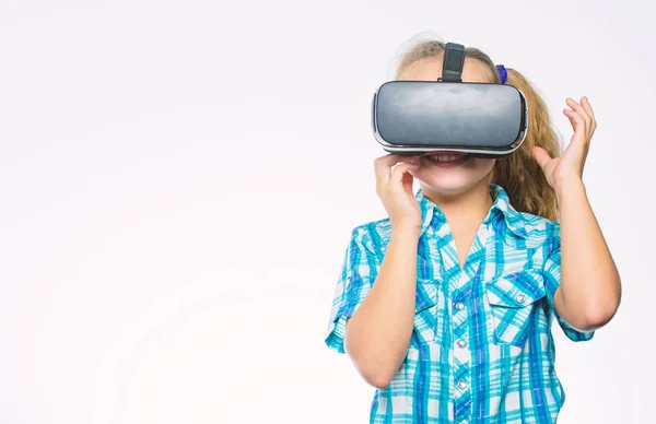 Virtuális valóság fogalmát. Lány aranyos gyerek fej szerelt kijelző fehér háttér. Kis gyerek használja a modern technológia, virtuális valóság. Virtuális oktatás, iskolai tanuló részére. Kap a virtuális élmény — Stock Fotó
