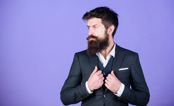 Estilo impecable. Empresario traje de moda soporte fondo violeta. Hombre barbudo hipster llevar traje clásico. Traje formal. Elegancia y estilo masculino. Concepto de moda. Guy usar traje formal —  Fotos de Stock