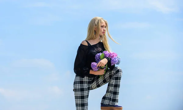 Bloemen inschrijving voorjaar geur. Boeket voor vriendin. Mode en beauty industrie. Lente vieren. Meisje fotomodel voeren hydrangea bloemen. Lente vers boeket. Tuinieren en plantkunde concept — Stockfoto