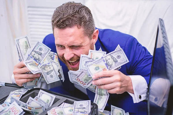 Portret van een gelukkige jonge zakenman gooien geld bankbiljetten. Zakenman met geld op kantoorruimte. Geld in het bedrijfsleven. Illegale geld winst concept. — Stockfoto