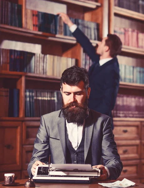 Scrivere e letteratura concetto. Uomo con la barba e il viso occupato — Foto Stock