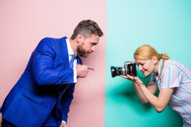 Onun jest keskin ve odaklanmış olmasını sağlayabilmek. İşadamı kadın fotoğrafçısına poz. Moda fotoğraf çekimi Studio. Dijital fotoğraf makinesi kullanan seksi kız. Erkek model stüdyoda çekim fotoğrafçı