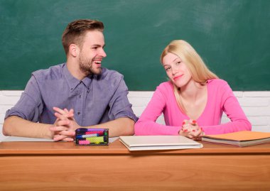 Öğrenci hayatı. Ders ve yazı tahtası. Öğretmenler günü. Modern okul. Bilgi gün. Erkek ve kadın sınıfta birkaç. Evde eğitim. Okula dönüş. Mutlu çift. Sınavlar için birlikte hazırlanıyor