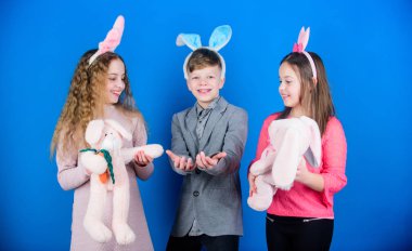 Yumurta avlamak için hazır. Çocuklar yumuşak oyuncak tavşan Paskalya yumurtası avına hazır. Grup Aksesuar kutlamak Paskalya bunny kulaklar çocuklar. Paskalya etkinliği ve eğlenceli. Paskalya gününde birlikte eğleniyor arkadaşlar