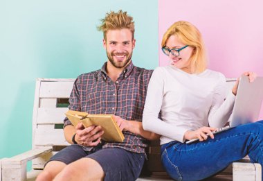 Modern öğrencilerin yanı sıra klasik ders kitapları dijital yaklaşımı kullanın. Fikir paylaşımı. Bir kaç ilginç bilgi kitap ve internet arıyor. Çift öğrenciler ekip olarak çalışma sırasında fikir paylaşımı