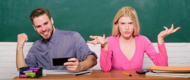 Kız ve erkek dertsiz tasasız sınıfta otururlar. Üniversitede ya da üniversitede okumak. Üniversite okuyan arkadaşlar. Üniversite eğlencesi. Modern eğitim. Üniversitede eğleniyorum. Üniversitede eğleniyor.