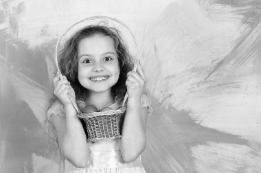 Renkli arka planda yumurta sepeti olan mutlu Paskalya kızı.