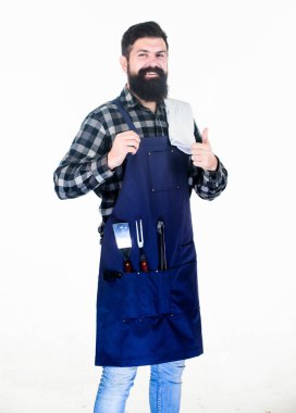 Onun Barbekü kadar yaşasın vererek. Aşçı barbekü partisinde gülümseyen mutlu ızgara. Cepler araçlarında ızgara ile Barbekü önlük giyen adam sakallı. Pişirilmesi ve Barbekü gıdalar