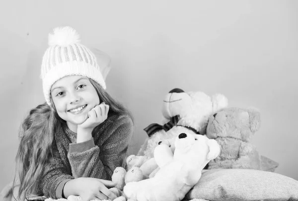 Barn liten flicka lekfullt håll nallebjörn plysch leksak. Kid lilla flicka spela med mjuk leksak nallebjörn rosa bakgrund. Bär leksaker collection. Nallar förbättra psykiska välmående. Mjukhet är nyckeln — Stockfoto
