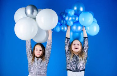 Mutluluk ve neşeli anlar. Çocukluk. Bu parti başlar. Kız eve parti organize etmek. Eğleniyor kavramı. Balon konulu parti. Kız hava balonu yakınındaki küçük kardeş. Doğum günü partisi