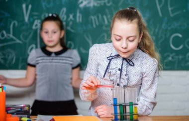 bilim laboratuvar deneylerinde. Kimya araştırma. Mikroskop kullanarak çocuk. Biyoloji ders. Okula dönüş. Çare bulmak için kararlı. Mikroskop. Mikroskopla küçük kızlar işe