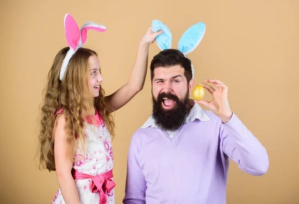 ホリデイ ・ ウサギの長い耳。家族の伝統の概念。家族お父さんと娘は、バニーの耳を着用します。父と子は、イースターを祝います。春の休日。イースターの日。子供のためのイースターの活動。ハッピー イースター — ストック写真