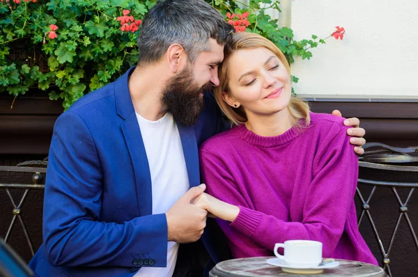 Brutal barbudo hipster hombre y mujer beber café. mujer y hombre con barba relajarse en la cafetería. Pareja enamorada en una cita romántica. Primer encuentro de mujer y hombre maduro. Café matutino. Sentir felicidad — Foto de Stock