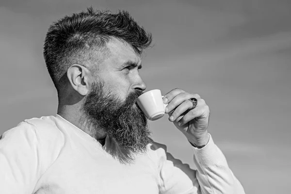 Espresso kupa, içecekler kahve sakallı adam. Uzun sakallı kahve keyfini çıkarın. Kahve gurme kavramı. Adam sakal ve bıyık üzerinde katı yüz içecekler kahve, mavi gökyüzü arka plan, defocused — Stok fotoğraf