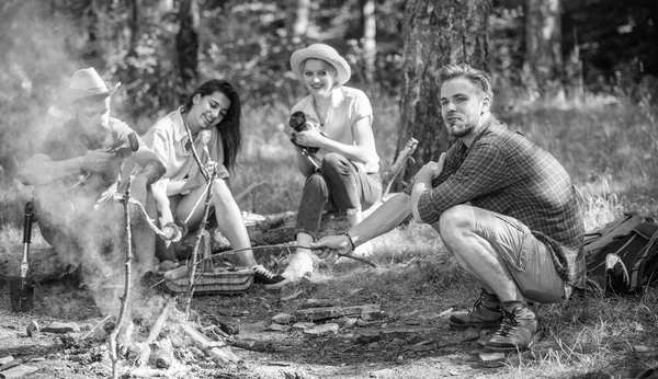 Unternehmen mit Wanderung Picknick Natur Hintergrund. Wanderer teilen Eindrücke von Spaziergängen und Essen. Sommerwanderung. Picknick mit Freunden im Wald am Lagerfeuer. Touristen mit Kamera entspannen sich bei Fotos — Stockfoto