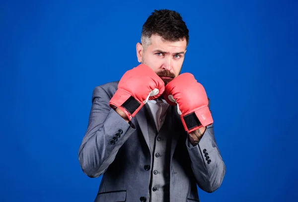 L'avocat de la défense planifie des stratégies. Un homme d'affaires porte des gants de boxe. Meilleures stratégies d'avocats de la défense criminelle. Les tactiques se sont avérées efficaces. Concept d'attaque et de défense. Homme d'affaires prospère — Photo