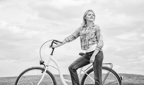 Aktív szabadidő- és egészséges tevékenység. Lány ride cruiser modell kerékpár. Legegészségesebb legtöbb környezetbarát és leginkább megfelelő formája önálló közlekedési. Nő lovagolni kerékpár ég háttere — Stock Fotó