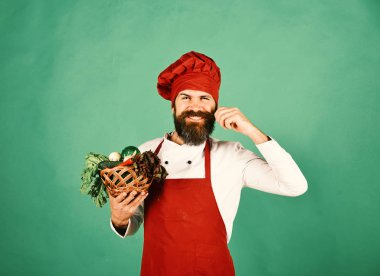 Yeşil arka planda sakallı bir adam. Mutlu yüzlü aşçı