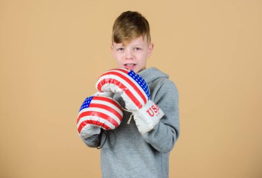 ABD Bağımsızlık günü. Mutlu çocuk sporcu boks eldiven. egzersiz küçük çocuk boksör. Delme nakavt. Eserleri ile memnun. Fitness. enerji sağlık. Spor başarı. spor giyim moda