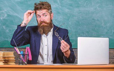 İyi vizyon tutmak için uygun gözlük seçmeniz gerekir. Gözlük Bakımı göz sağlığı hakkında sakallı öğretmen. Göz ve görme ile dizüstü bilgisayar ve kitap nedenleri sorunları olan çalışması. Göz bakımı ve sağlığı