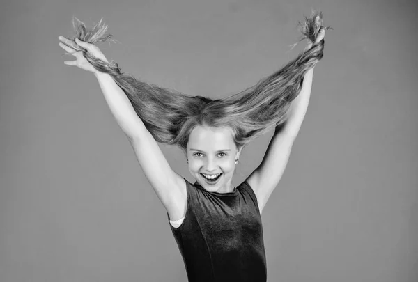 Niña con vestido de pelo largo sobre fondo violeta. Peinado para bailarina. Cómo hacer peinado ordenado para el niño. Cosas que necesitas saber sobre el peinado de baile de salón. Peinados de baile latino de salón — Foto de Stock