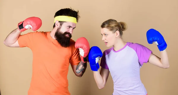 Os perdedores reclamam do comboio dos campeões. Mulher feliz e homem barbudo exercitam-se no ginásio. nocaute e energia. treino de casal em luvas de boxe. soco, desporto Sucesso. Roupa desportiva. Luta. treinamento com treinador — Fotografia de Stock