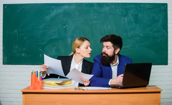 Pedagog szkoły z laptopa i podstawowe dokumenty. Program edukacyjny. Edukacji szkolnej. Przygotowanie do lekcji w szkole. Sprawozdanie roczne. Nauczyciela i opiekuna pracy w szkolnej — Zdjęcie stockowe